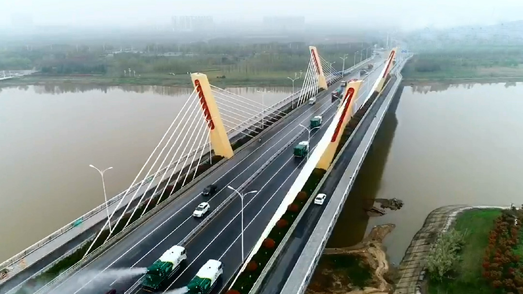 bti体育环卫设备在六安赤壁路大桥作业