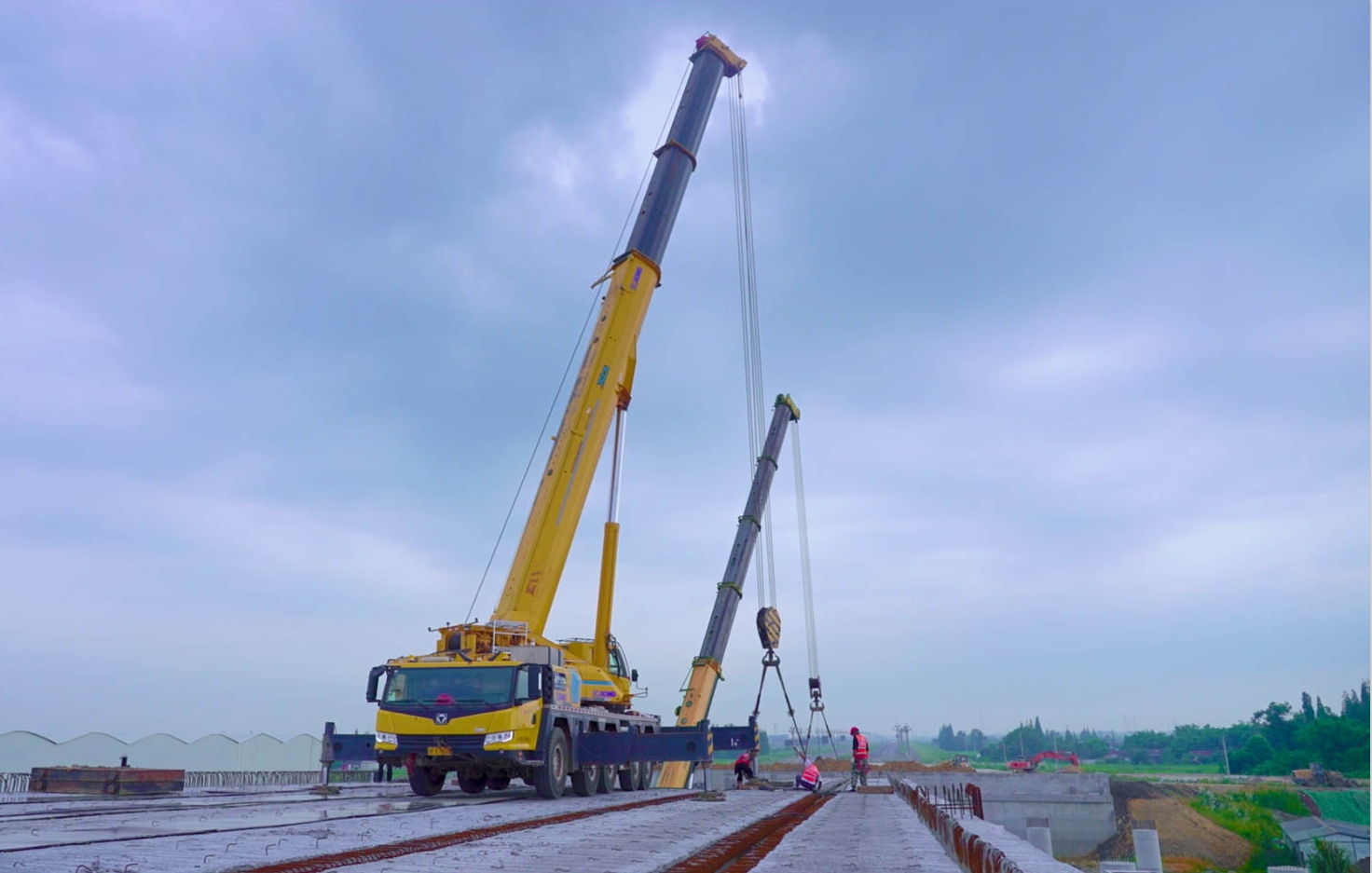 空中对飞接力！bti体育三款百吨级携手抬吊！