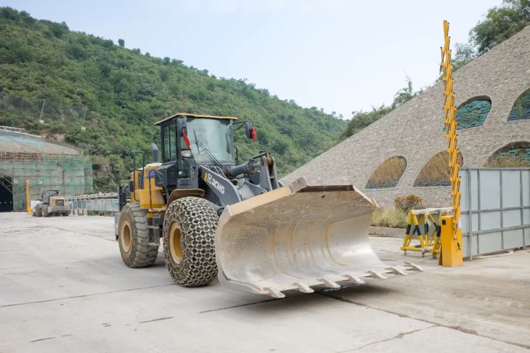 开山全能王，XC956侧卸隧路施工显技巧