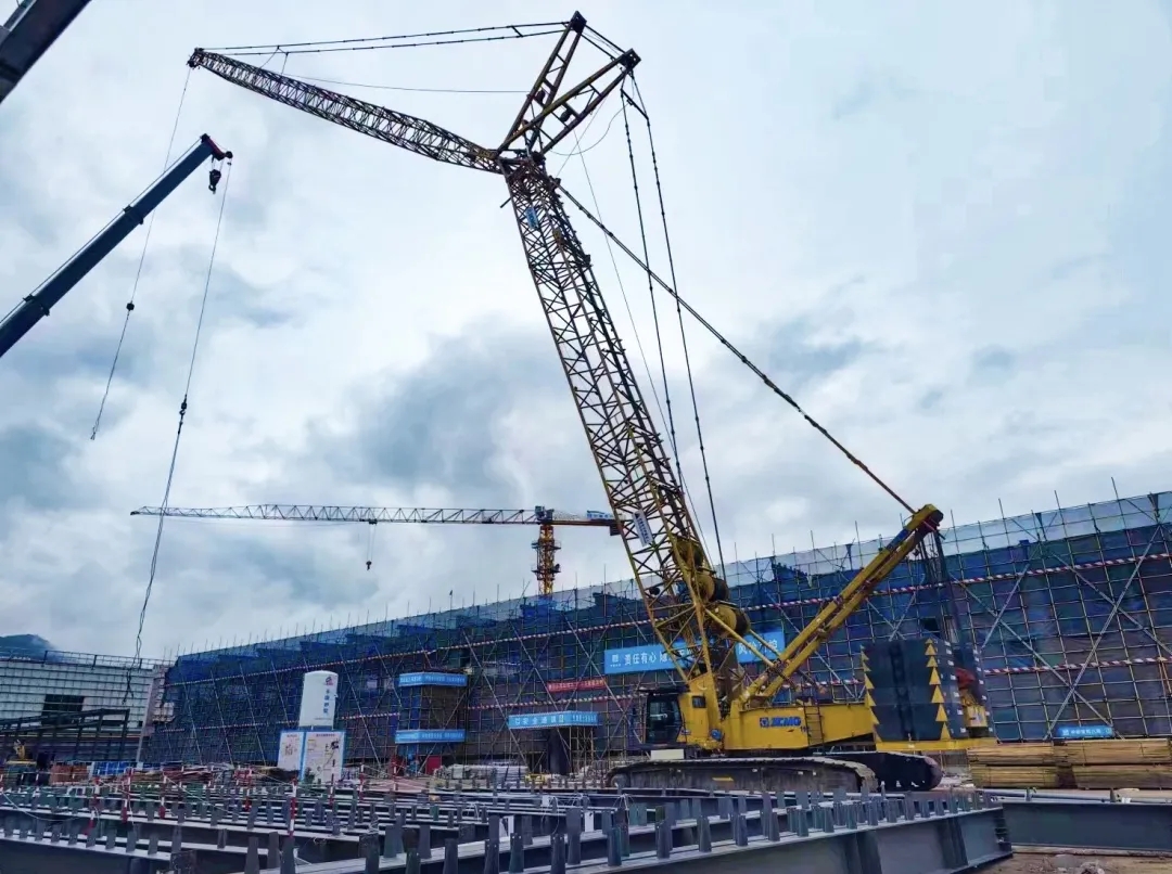 “钢”铁的意志！bti体育XGC320履带起沉机参建大跨度钢结构工业厂房