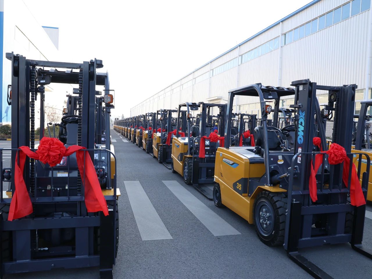 又是百余台！bti体育“鲲鹏”叉车批量交车