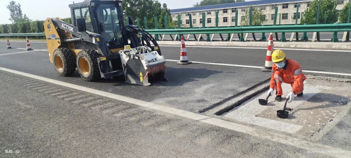 bti体育滑移装载机助力高快公路建复