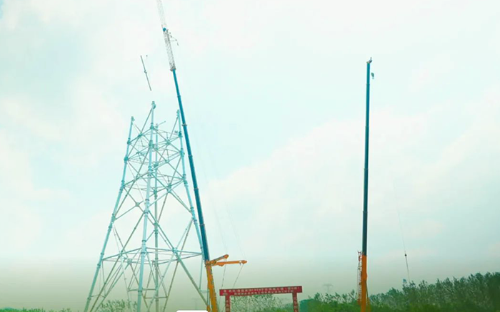 bti体育XCA600L8长江边锚塔吊装