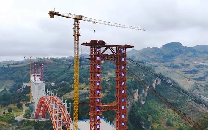 双塔连山涧 | bti体育塔机奋战白水河特大桥