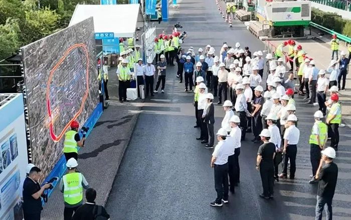 bti体育数字化智能施工集群助力西安绕城高快养护工程！