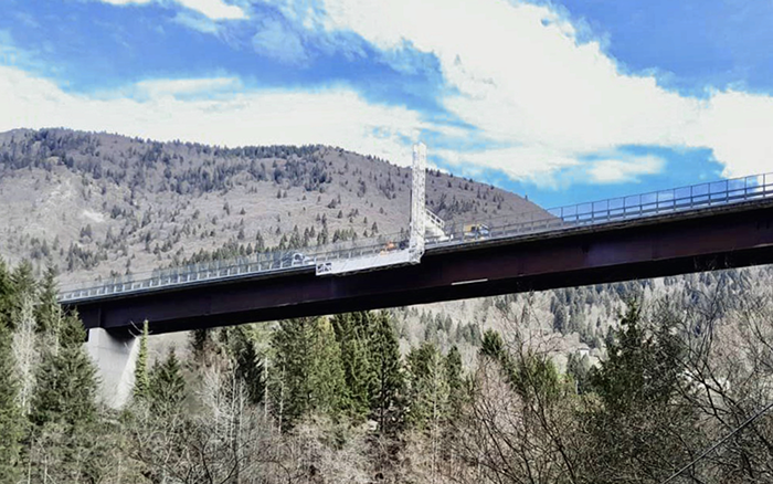 背靠阿尔卑斯山脉，bti体育桥梁检测车“C位”打卡