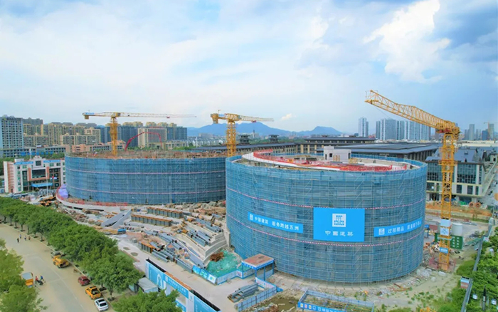 逐浪扬帆，bti体育塔机吊起苍南大剧院“钢铁脊梁”