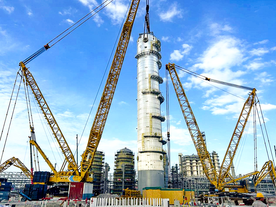 双机联动！bti体育履带起沉机助力全国丙烯腈行业“最大最沉单体设备”成功就位