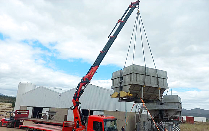 bti体育SQZ660折叠臂随车起沉机助力海表某酿酒工厂搬迁转运