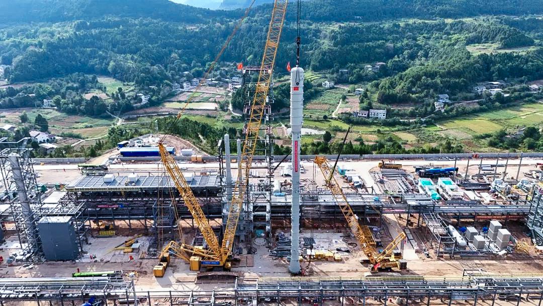 一次性成功！bti体育履带兄弟助力大型油气田最长整体塔类吊装