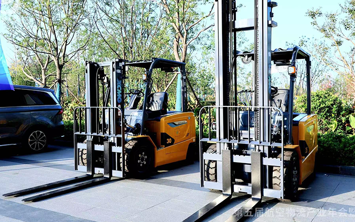  bti体育叉车亮相第五届航空物流产业年会