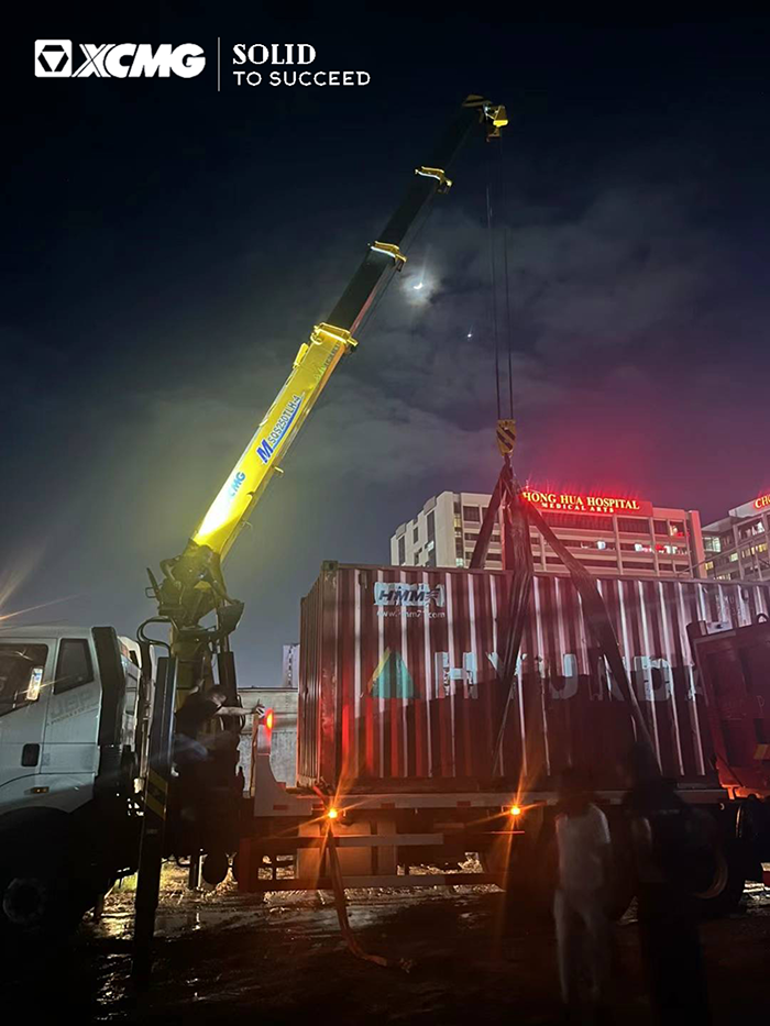 bti体育随车起沉机在东南亚杰出实现集装箱转运施工