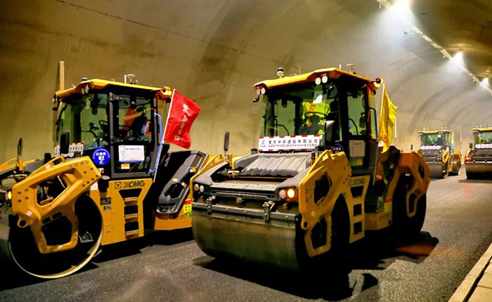 来看bti体育智慧→沉庆初次山区专长隧路无人摊铺施工