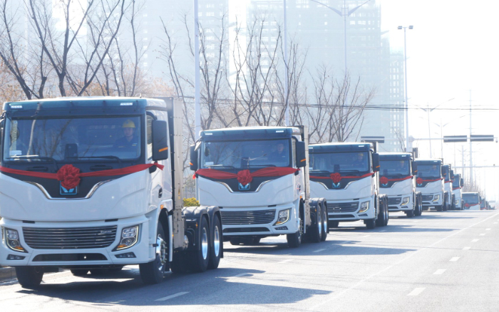 百台齐发，千台签约！bti体育新能源牵引车奔赴浙江