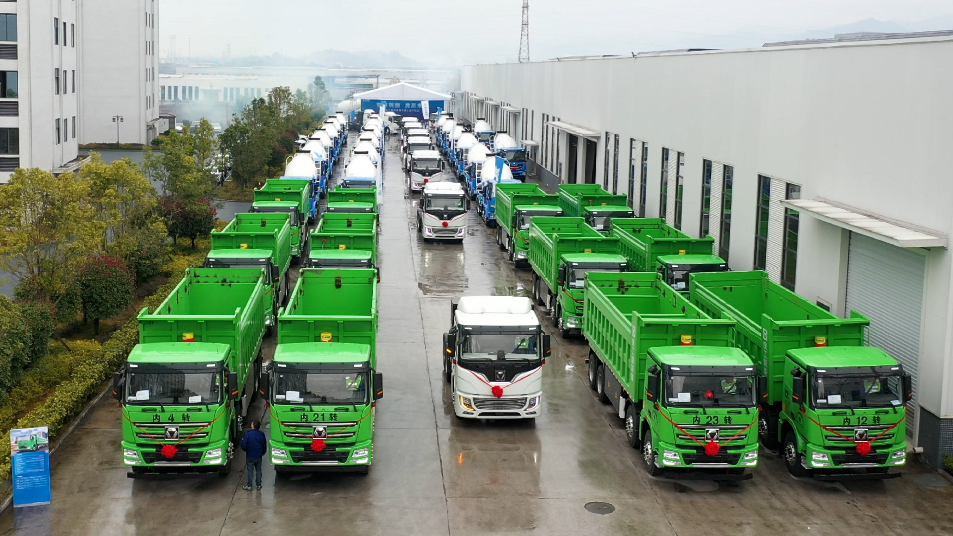  百台bti体育新能源成套化运输设备交付盛况直击