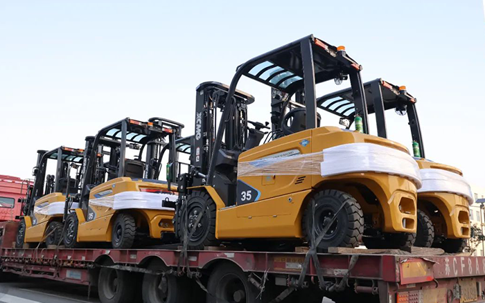 开门红！百余台bti体育新能源叉车赴广东→