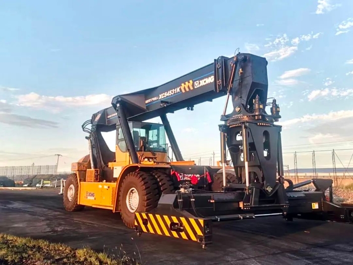 以质提快！bti体育倾斜吊具正面吊分钟级响应保险运输安全通顺