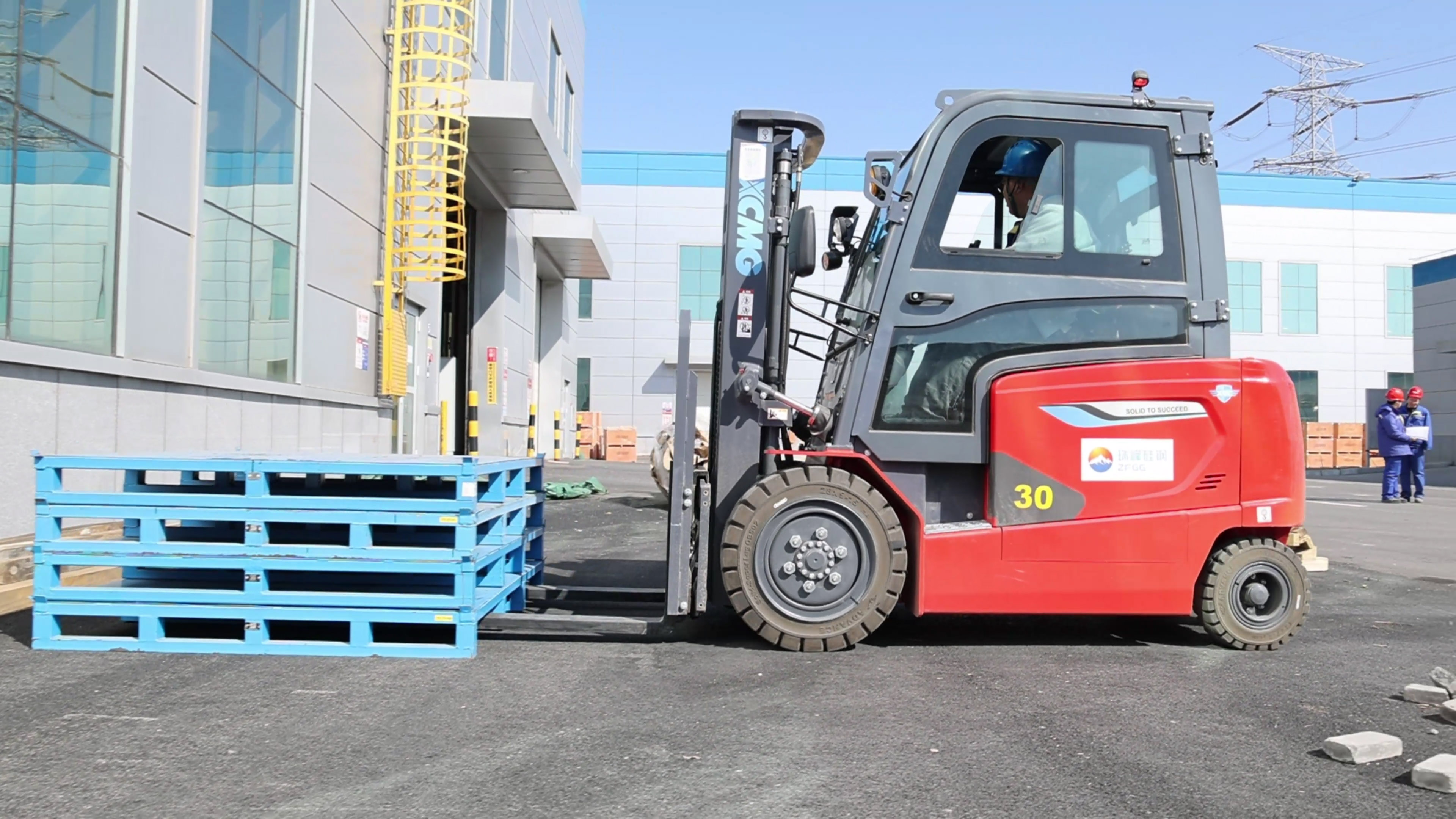 幼巧精干，bti体育鲲鹏系列电动平衡沉叉车造作业大展技巧