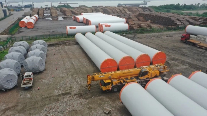 空间太？鄙人bti体育G2代可变支腿，百吨塔筒在港口“稳运”！