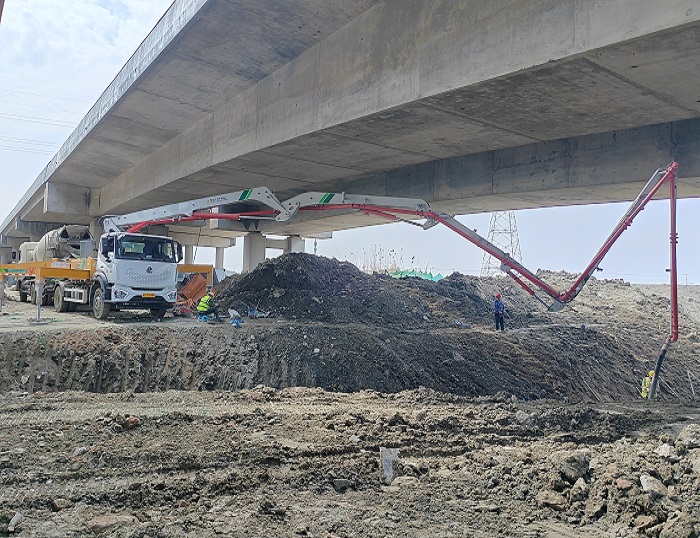 轻灵稳。ti体育33米泵车领航新城镇基建