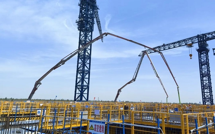 72米巨臂显神威！bti体育“钢铁侠”集结汉南长江大桥