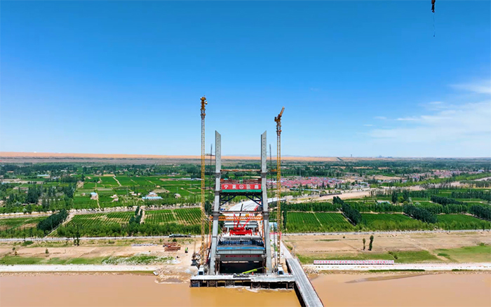 顺利合龙 | bti体育塔机助建宁夏单跨跨径最大斜拉桥