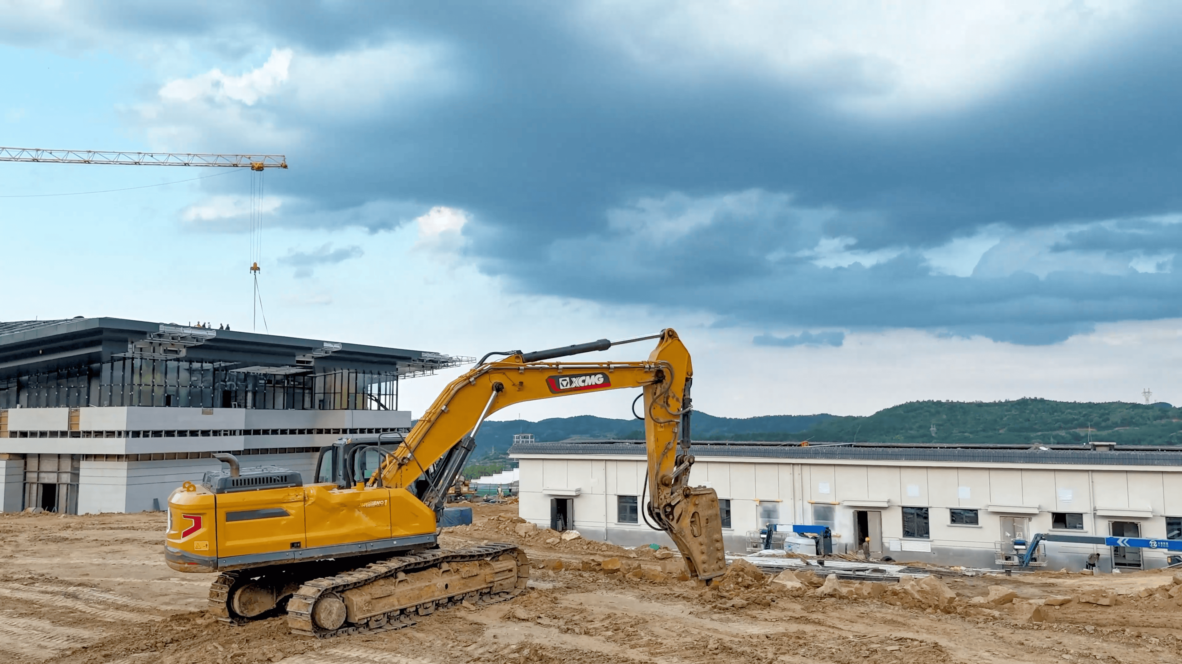 破塬开路！bti体育挖机助力宜君高铁枢纽建设