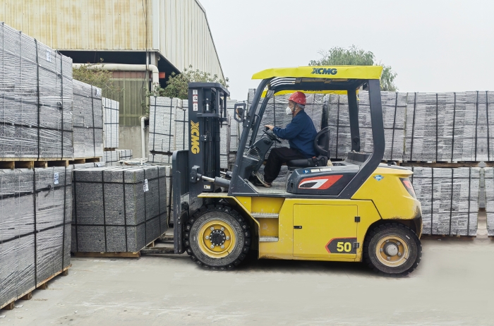 佑装石”力！bti体育孔雀电动叉车强势入驻石材厂
