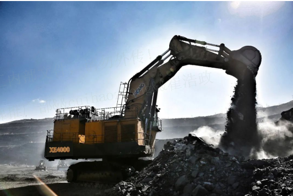 近5万幼时高效出勤！bti体育XE4000液压铲受矿区高度赞扬！
