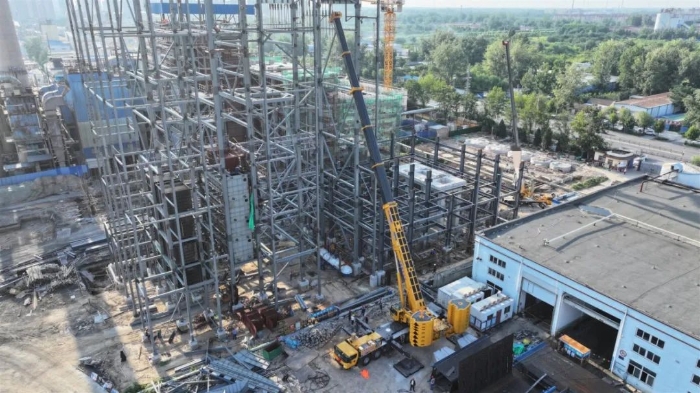 新买的“大块头”第二天就上工？这台bti体育新款750吨开启“闯关”