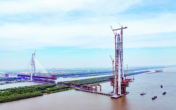 再显神威 bti体育超大塔助力马鞍山长江公铁大桥最高主塔封顶