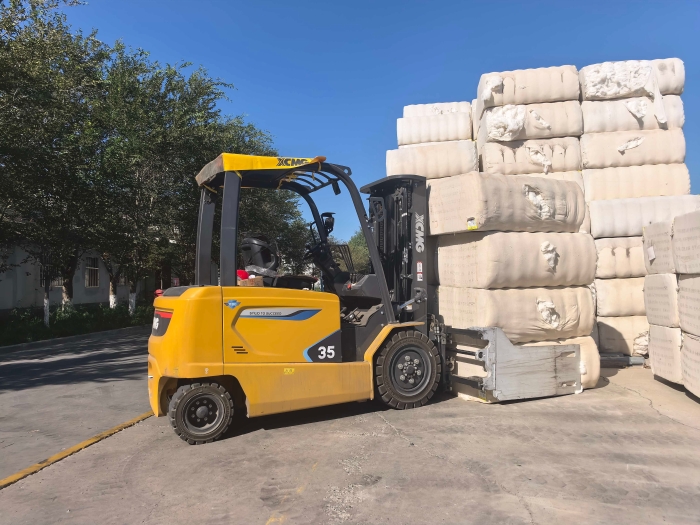 bti体育鲲鹏电动叉车，赋能西北棉花产业高效运行