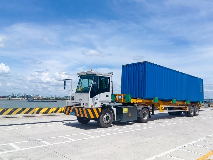 广州港甄。∪タ锤劭凇疤刂直眀ti体育纯电牵引车