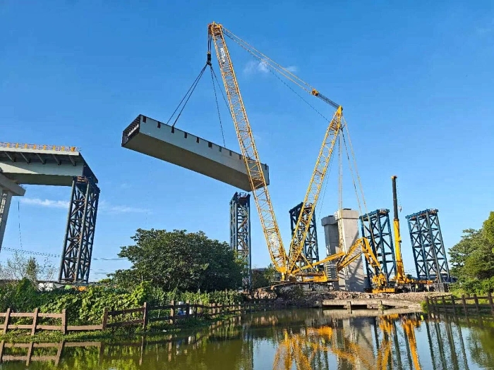 螺蛳壳里做路？bti体育XGC11000高架旁演出“极限操作”