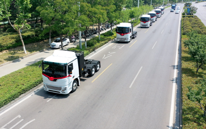 绿潮涌动、“碳”索将来！bti体育新能源牵引车助力河南！