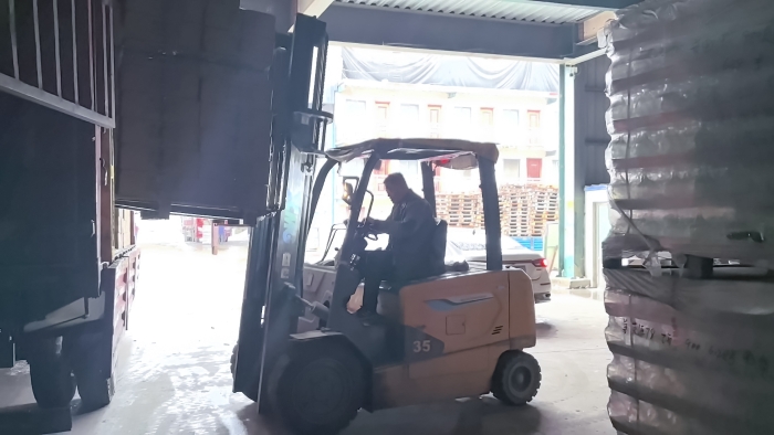 bti体育叉车赋能山东玻璃瓶厂：破解易碎品搬运难题