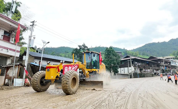榕江暴雨！bti体育平地机奋战抢险一线