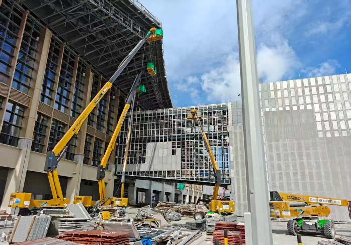 结合作战！bti体育锂电高机编队亮相三亚机场