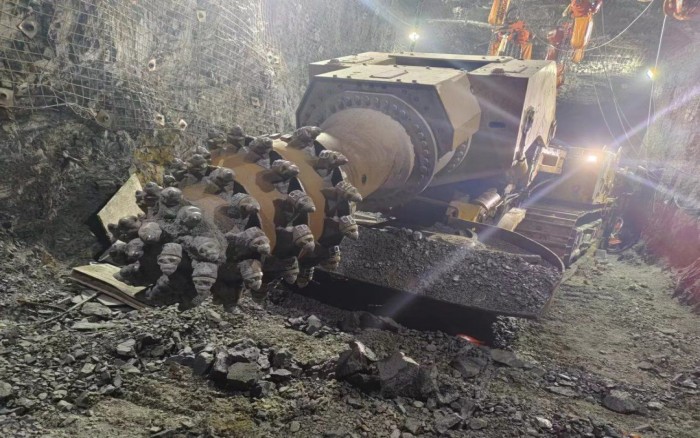 掘进磷矿！bti体育XTR7/360掘进机点磷成金