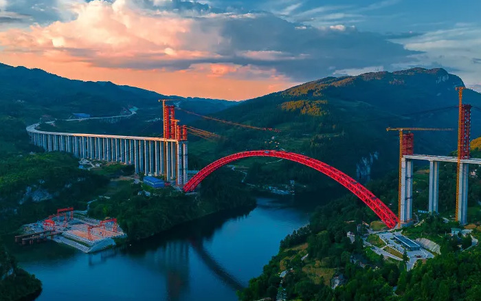 1834米，震撼合龙！ bti体育塔机助力中国再造世界级基建