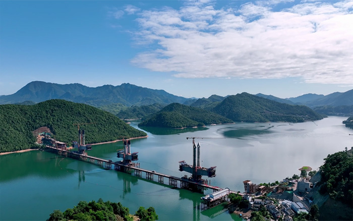 ?“白鹭」毓翅 | bti体育塔机助建池黄铁路升平湖特大桥