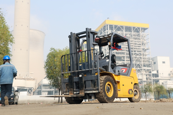 bti体育叉车助力菏泽某电厂 高效搬运保险能源供给