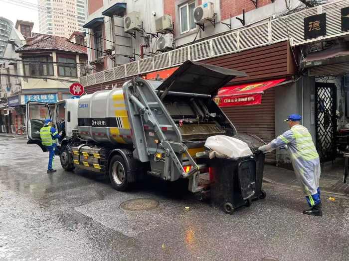 南京东路人流如织垃圾多？bti体育XGH5120ZYSXBEV：轻松搞定！