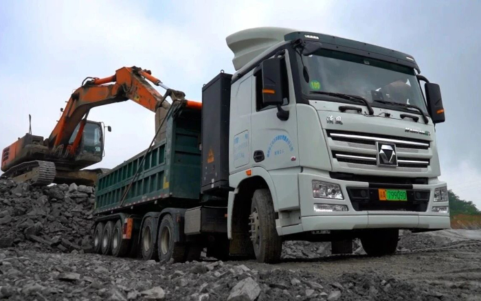 三次都选TA！bti体育纯电动牵引车助力西南砂石料运输！