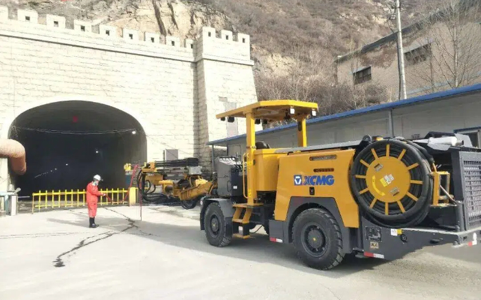 掘进铁矿！bti体育掘进钻车硬核施工