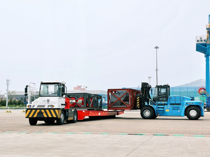 千里之表“秀操作”！bti体育远控港机集群carry全场