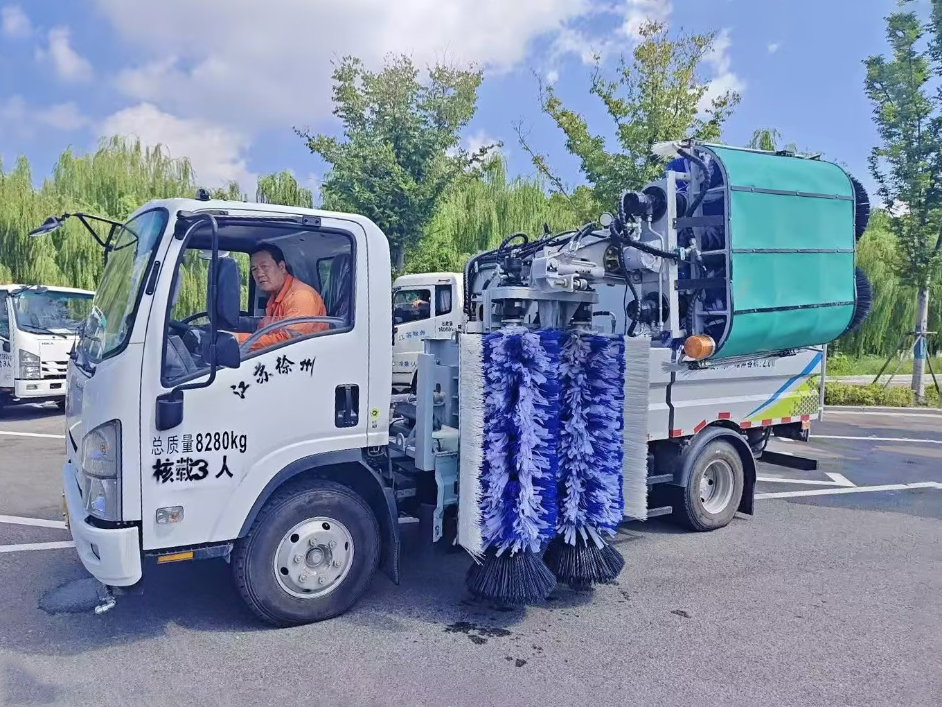 bti体育护栏洗濯车：智慧守护徐州经开区的“城市美学”
