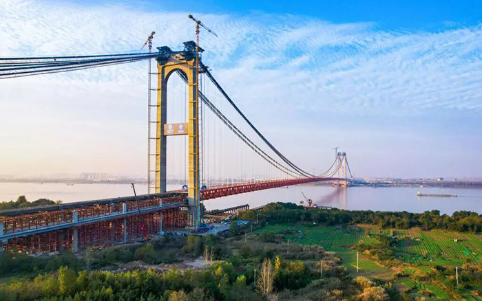 一桥飞架南北！bti体育塔机助力世界级工程燕矶长江大桥顺利合龙