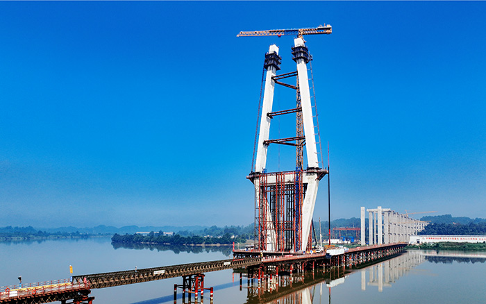 216.6米！bti体育塔机助建汉阳湖岷江特大桥主塔封顶