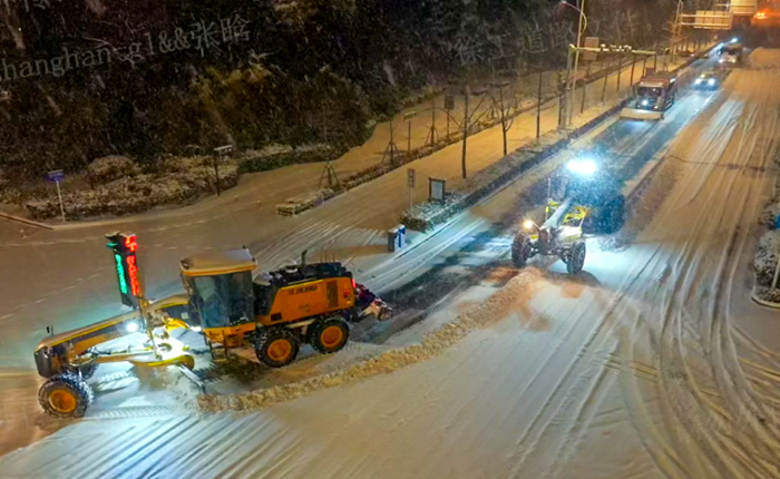 暴雪来袭！数十台平地机集体出动，守护出行安全